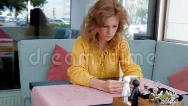 在咖啡馆里使用智能手机触摸屏的女人