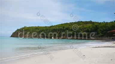 热带卡莱尔湾海滩，白沙、碧蓝的海水和蓝天