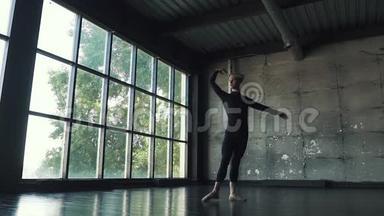 年轻的男芭蕾舞演员在黑暗的背景下在<strong>演播室</strong>跳舞。 慢动作