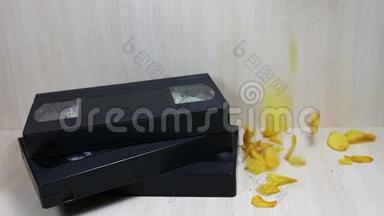 VHS录像带、盒式磁带和薯片