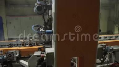 散热器制造商在工程散热器制造厂的机器人设备