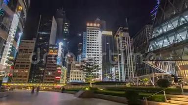 在摩天大楼的街道上，现代城市交通的夜景超移。 时光流逝。 香港