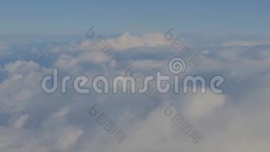 在飞行过程中从飞机上看到天空和云彩。