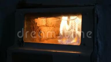 老式的老式煤气壁炉，里面燃烧的火焰可以近距离观看
