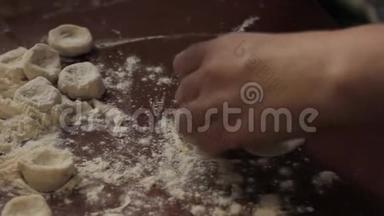 拉维奥利的配料，在桌上准备家常饺子，用面粉