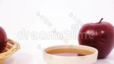 从一堆<strong>红苹果</strong>到一碗<strong>红苹果</strong>，再从白色背景上分离出一碗蜂蜜