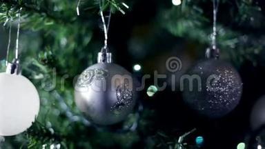特别装饰的圣诞树，<strong>银饰</strong>