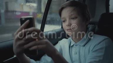 <strong>不幸</strong>的是，<strong>不幸</strong>的小男孩在雨天开车穿过城市，在智能手机上使用社交网络