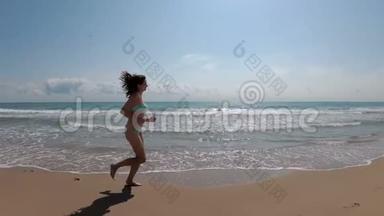 镜头移向女子身后，慢动作地沿着海边奔跑