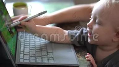 小宝宝学习使用笔记本电脑..