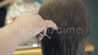 理发师在庙里理发，在沙龙里给客户剪带。 剪发时坐在美发椅上