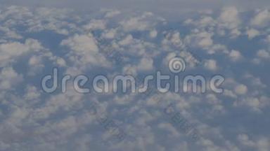 在飞行过程中从飞机上看到天空和云彩。