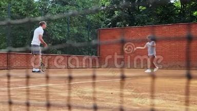 教练教年轻女孩打网球。