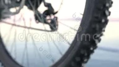 轮胎的视图。 拍摄180fps.. 女人在冰上骑自行车。 冰的贝加尔湖。 上面的轮胎