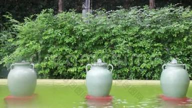 花园装饰的绿色陶瓷罐子喷泉
