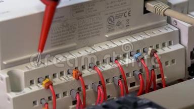 检查微控制器控制元件在工厂接触电压指示器。