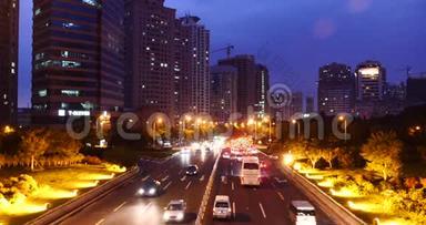 现代城市繁忙的<strong>交通堵塞</strong>之夜，霓虹灯高速公路街道和建筑。