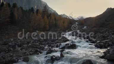 瀑布白水落基山河流经西伯利亚高地美丽的自然景观