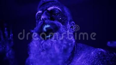 紫外线下一个可怕的胡子男人。 特写的一张脸..