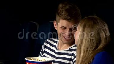 一对夫妇在电影院互相喂饭。 关门