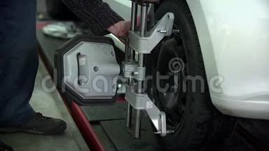 机械师解开固定在轮胎上的零件