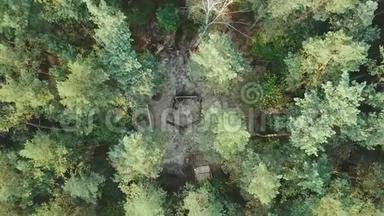 空中观景台。 飞过美丽的森林树木.. 空中摄影机拍摄。 景观全景。 露营的空中景色