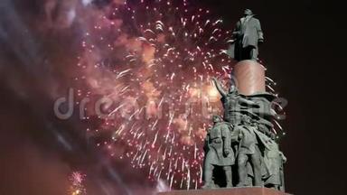 莫斯科市中心卡鲁兹，弗拉基米尔·列宁纪念碑（1985），<strong>雕塑</strong>家、<strong>建筑</strong>师马卡雷维奇和焰火