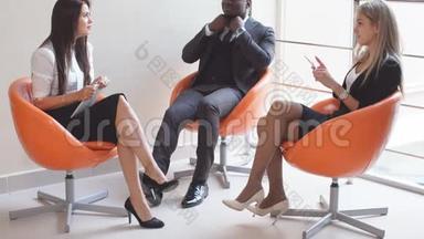 年轻人希望能坐在办公楼的椅子上接受<strong>采访</strong>。 这份工作的面试。