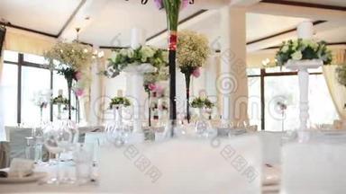 婚礼非常漂亮的装饰桌子现代风格。 婚礼当天，餐桌上摆着美丽的鲜花和盘子
