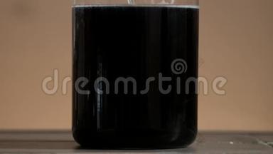 试管关闭。 瓶中的黑色液体.. 瓶子里的液<strong>体会</strong>变色