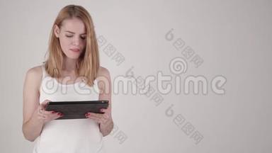 幸福的女人站在桌子PC电脑的浅灰色背景。 复制空间文本。