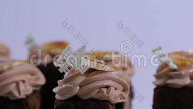巧克力松饼和一小块芒果。 巧克力蛋糕加芒果，特写