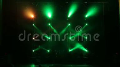 音乐会前一个空旷的舞台上，绿色和红色美丽的光线。