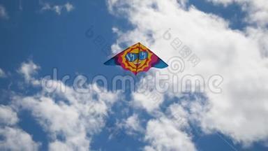 天空中的风筝。 五彩缤纷的风筝在蓝天上飞翔。 在蓝天下放风筝