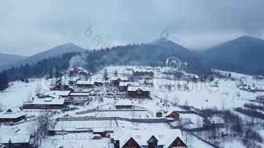 <strong>冬季</strong>山区有人居住地区的空中活动。 雪山山坡上的村庄建筑和<strong>房屋</strong>