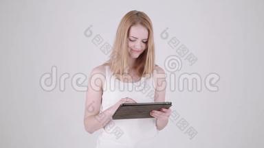 幸福的女人站在桌子PC电脑的浅灰色背景。 复制空间文本。