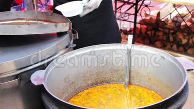 一大碗<strong>热汤</strong>，是为人们街上的食物，快餐，街上的小吃，美味可口的