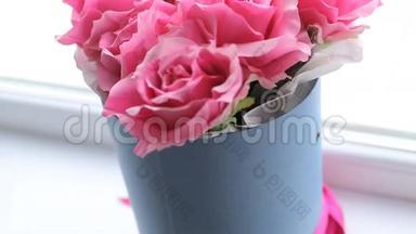 在石板背景下放置<strong>粉色</strong>玫瑰和精美<strong>包装</strong>的礼物