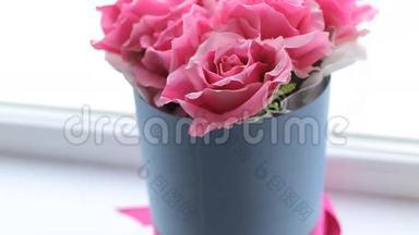 在石板背景下放置<strong>粉色</strong>玫瑰和精美包装的<strong>礼物</strong>