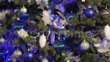 圣诞树上装饰着明亮的蓝色花环和玩具。 用蓝色玩具装饰的杉树。 一棵漂亮的大冷杉