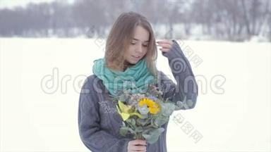 <strong>爱上</strong>一个穿灰色毛衣的女孩，在冰冻的湖面上放着一束花。