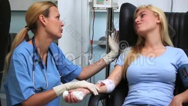 护士对献血者微笑