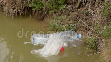 塑料在水中的污染。 垃圾收集。 手清理塑料垃圾.. 环保、塑料瓶等