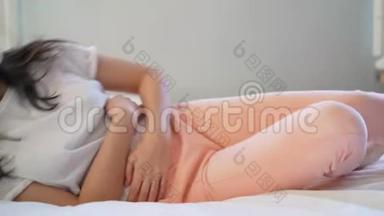 坐在家里睡觉时腹痛的年轻妇女