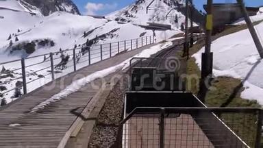 <strong>火车</strong>在铁路上的雪山上<strong>行驶</strong>。 瑞士，阿尔卑斯山