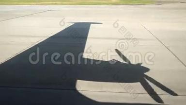 跑道条状商用飞机上的阴影。 从窗口看。