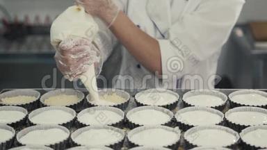 女厨师用橡胶手套做饭，准备香草<strong>蛋糕</strong>-混合面团，用于<strong>烘</strong>焙<strong>蛋糕</strong>。 年轻的面包师