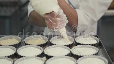女厨师用橡胶手套做饭，准备香草蛋糕-混合面团，用于烘焙蛋糕。 年轻的面包师
