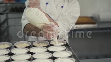 女厨师用橡胶手套做饭，准备香草蛋糕-混合面团，用于烘焙蛋糕。 年轻的面包师
