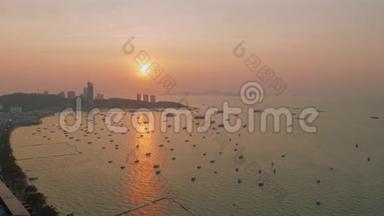 在Pattaya湾，在象形日落时，在阳光下观看船只和船只